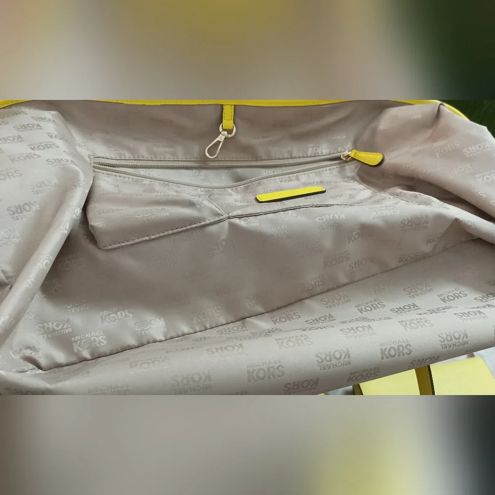 Combo: Authentic Michael Kors Jet Set Travel Signature Carryall Tote and Wallet - Picture 8 of 16